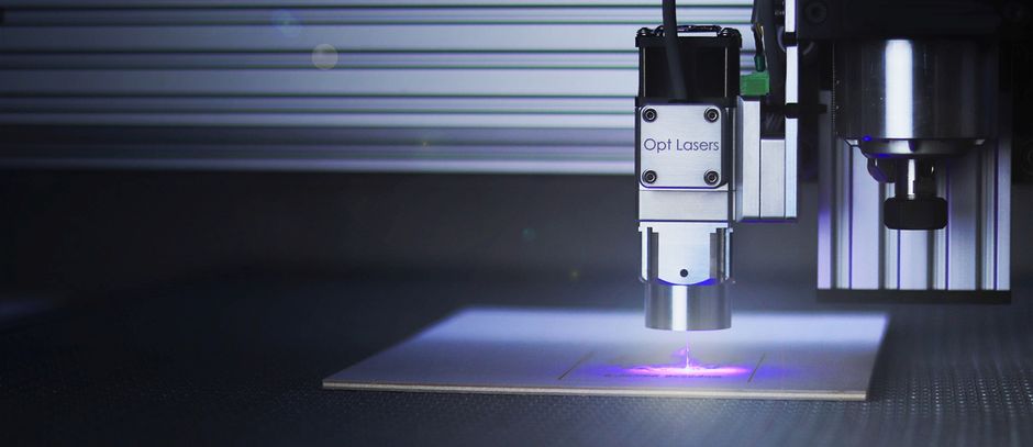 Laser při gravírování dřevěného prkénka v dílně Gravírování Dárky